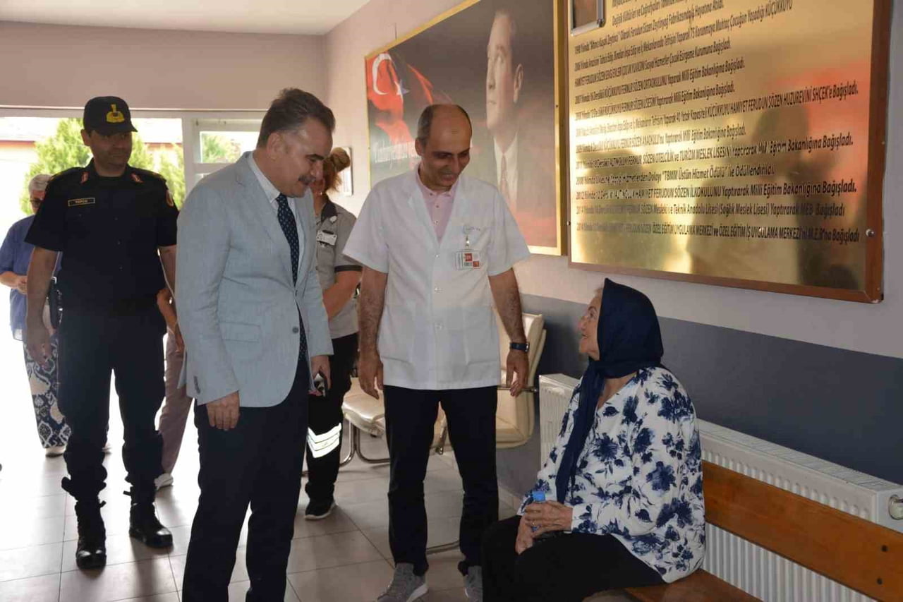 BALIKESİR’İN EDREMİT İLÇESİNDE YAZ SEZONUYLA BİRLİKTE ARTAN NÜFUS YOĞUNLUĞU VE SAĞLIK TALEPLERİNİ...