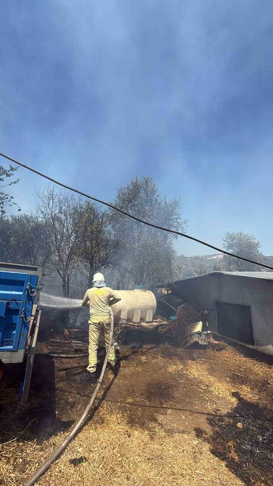 BALIKESİR’İN HAVRAN İLÇESİNE BAĞLI FAZLICA MAHALLESİ’NDE ORMAN DIŞI ALANDA ÇIKAN YANGINI KONTROL...