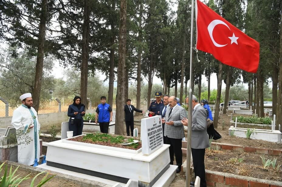 BALIKESİR VALİSİ İSMAİL USTAOĞLU, 15 TEMMUZ ŞEHİTLERİ ÖZEL HAREKÂT POLİSİ MUSTAFA SERİN’İN...