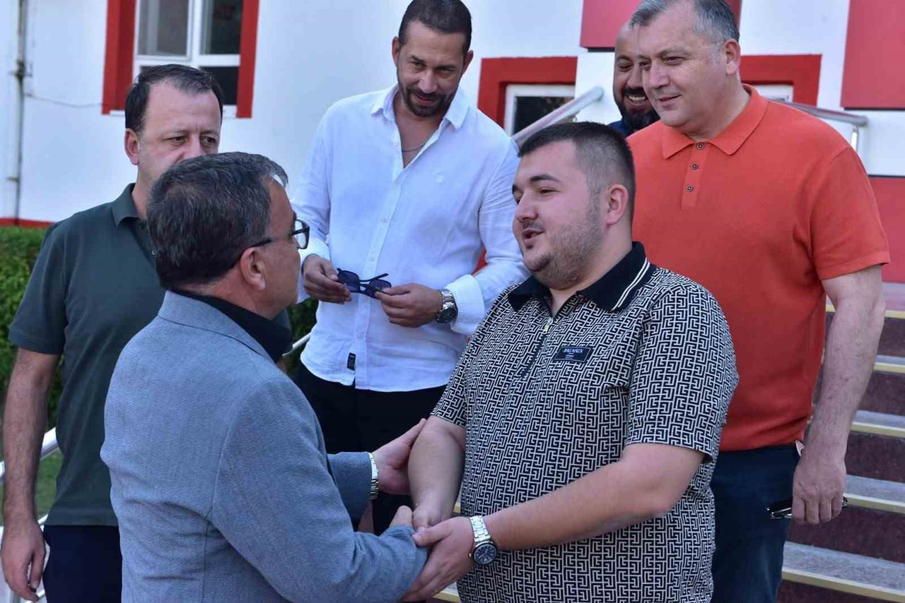 BALIKESİRSPOR TESİSLERİ'NDE GERÇEKLEŞTİRİLEN YENİ SEZON AÇILIŞ PROGRAMINA KULÜP YÖNETİMİ, TEKNİK...