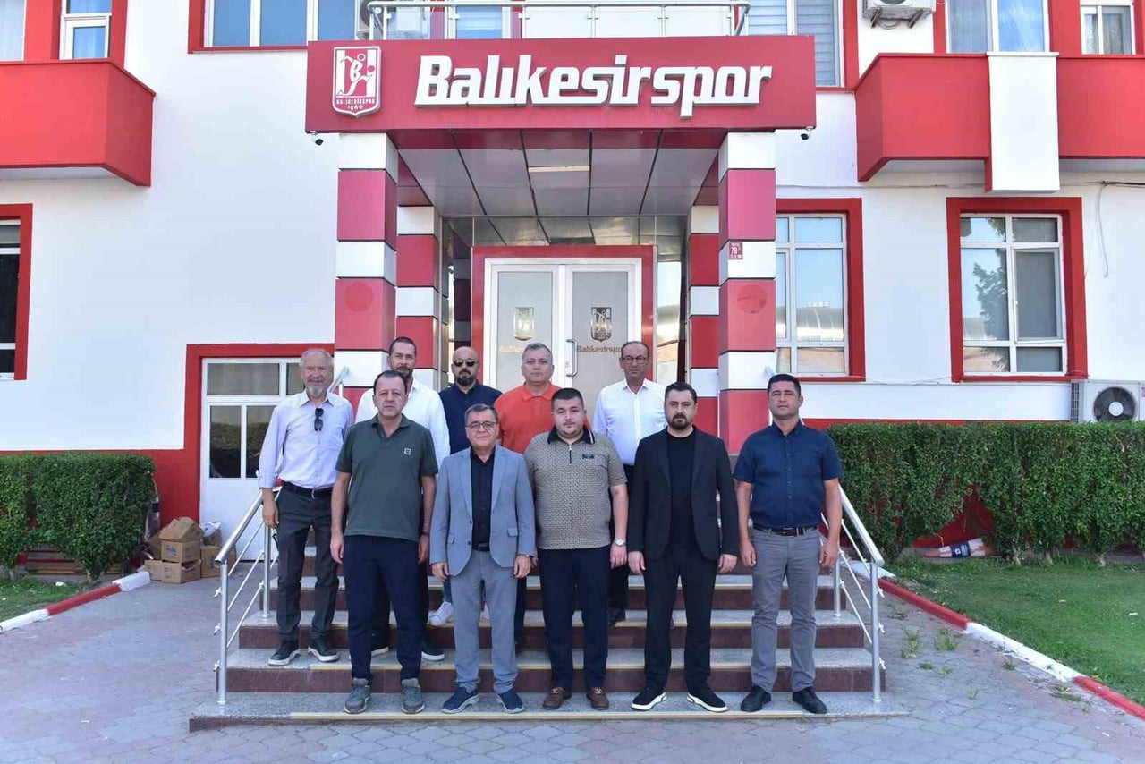 BALIKESİRSPOR TESİSLERİ'NDE GERÇEKLEŞTİRİLEN YENİ SEZON AÇILIŞ PROGRAMINA KULÜP YÖNETİMİ, TEKNİK...