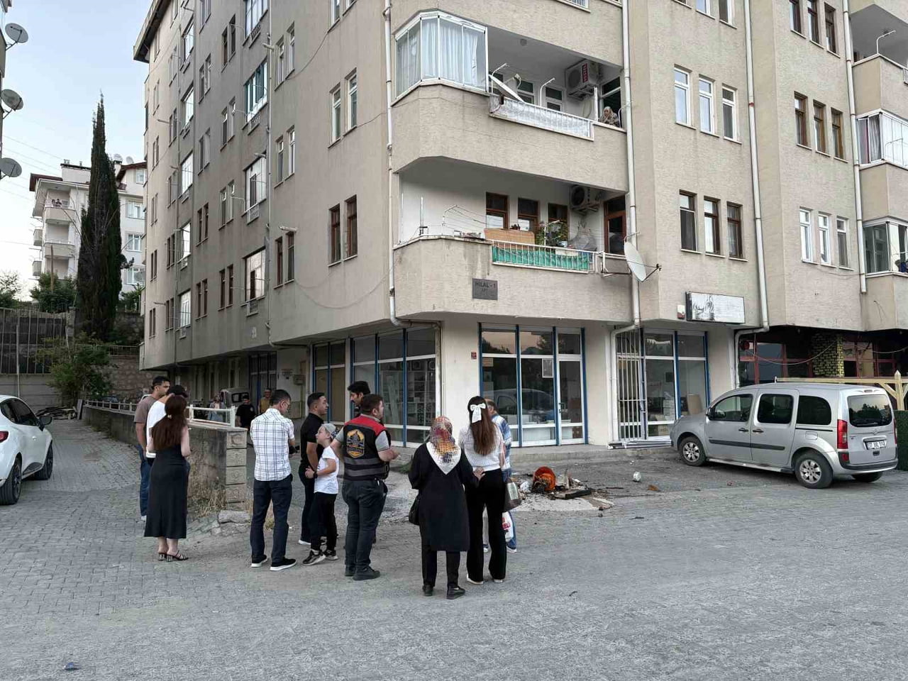 BALKONDA BULUNAN SAKSININ SICAK HAVADA AŞIRI ISINMASI SONRASINDA ÇIKAN YANGINI ÇEVREDEKİ...