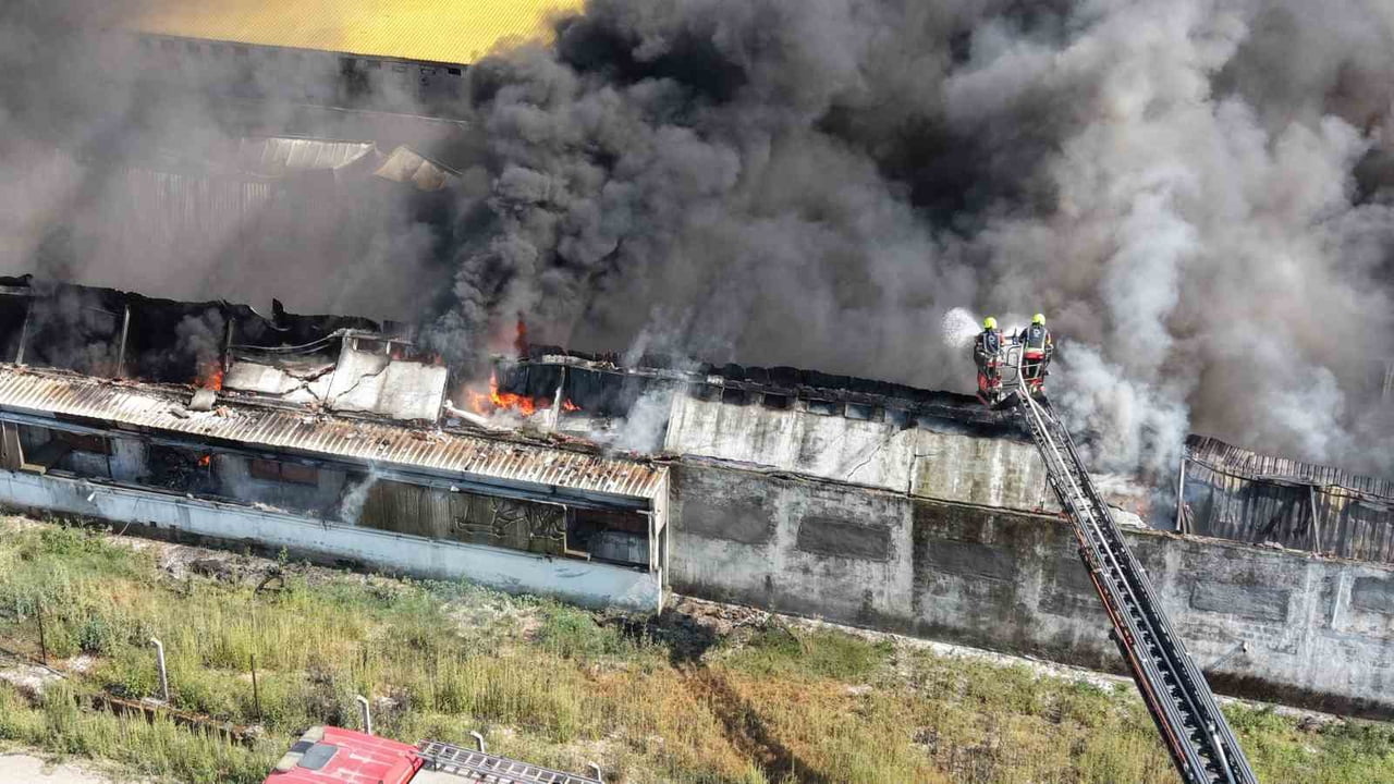 BANDIRMA'DA GERİ DÖNÜŞÜM DEPOSUNDA YANGIN