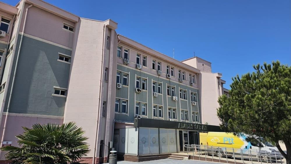 BANDIRMA’DAKİ CİNSEL SALDIRI DAVASINDA TUTUKLULUK DEVAM ETTİ