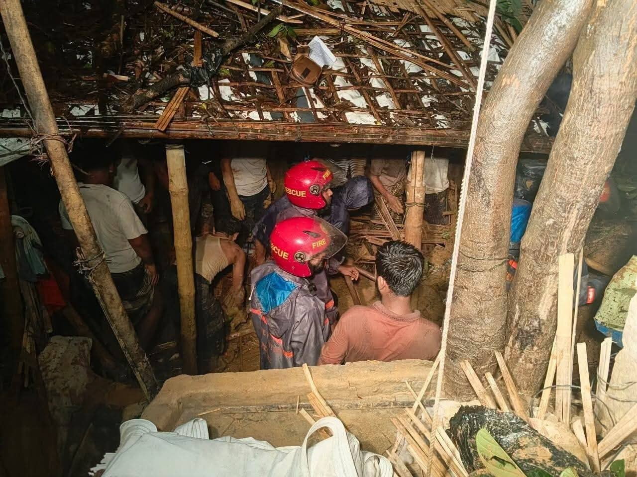 BANGLADEŞ’TE ŞİDDETLİ MUSON YAĞMURLARININ NEDEN OLDUĞU SEL VE TOPRAK KAYMALARI NEDENİYLE EN AZ 44...