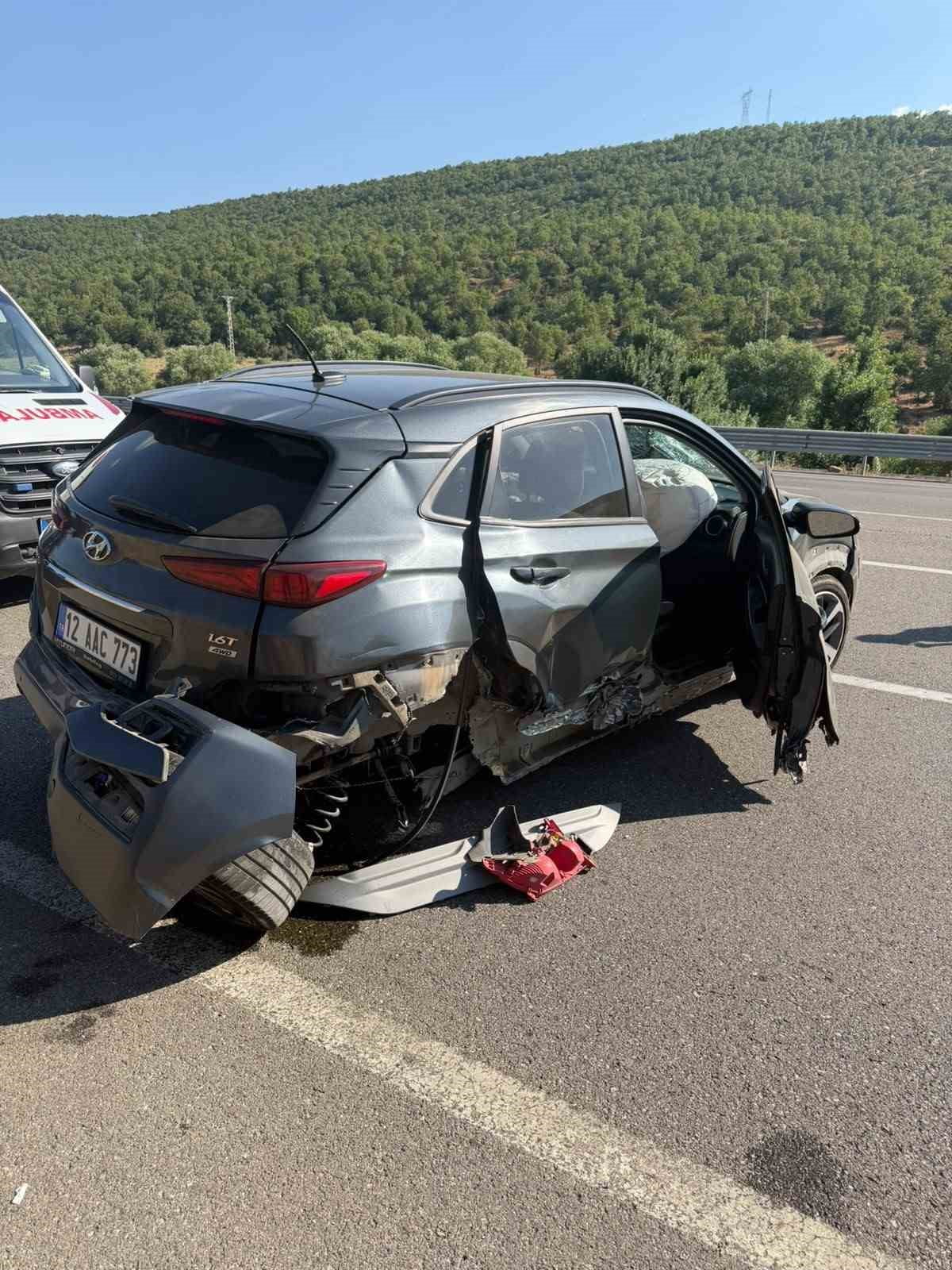 BARİYERLERE ÇARPAN OTOMOBİLDE 2 KİŞİ YARALANDI