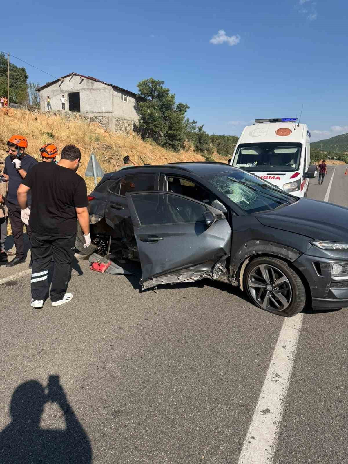 BARİYERLERE ÇARPAN OTOMOBİLDE 2 KİŞİ YARALANDI