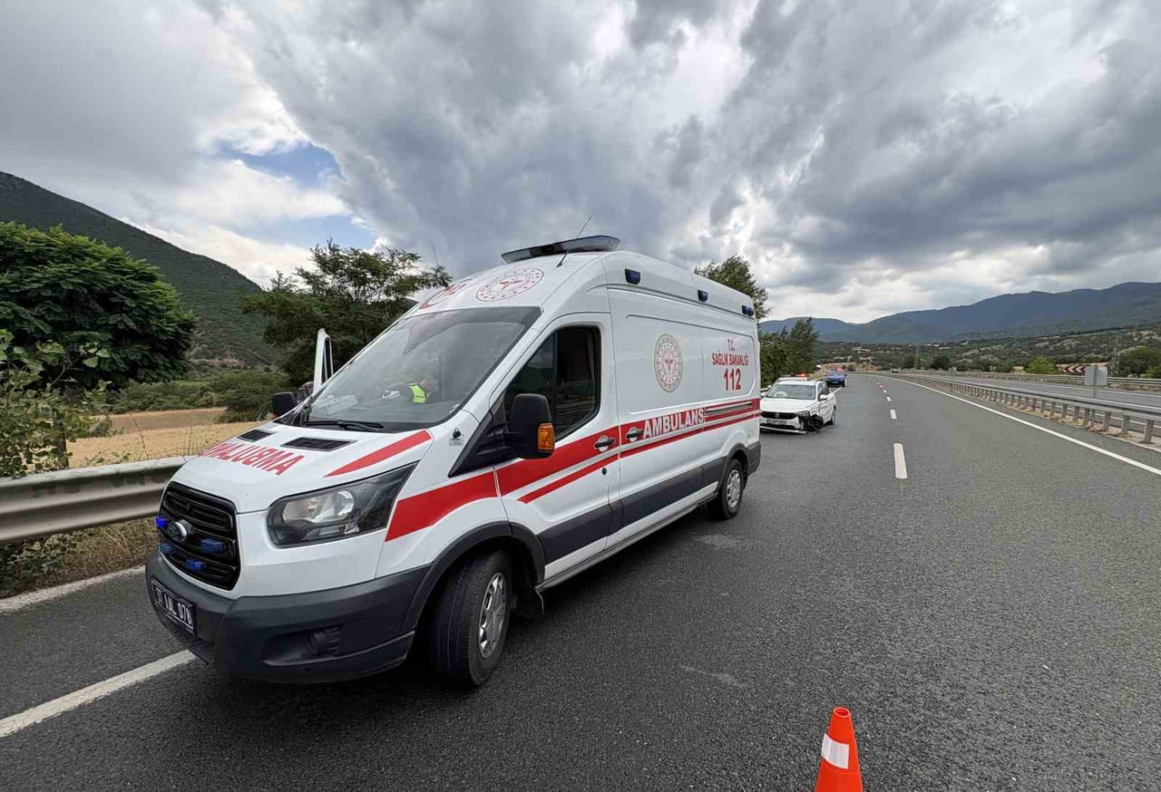 BARİYERLERE ÇARPAN OTOMOBİLDEKİ 4 KİŞİ YARALANDI.