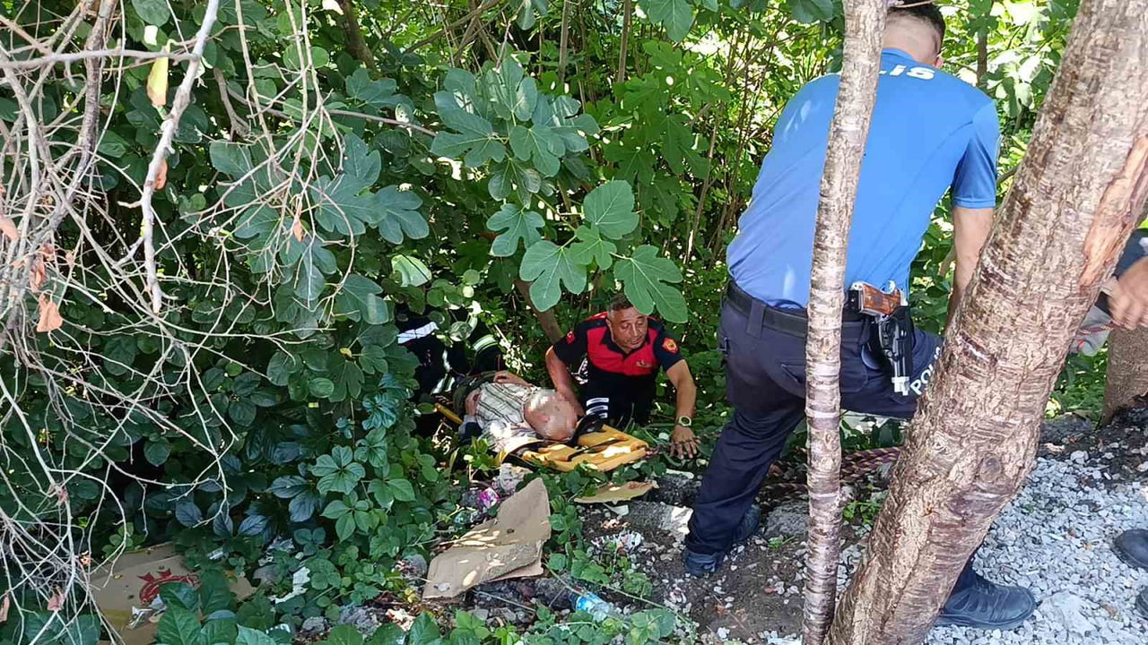 BARTIN'DA BAYGINLIK GEÇİREN YAŞLI ADAM BULUNDUĞU YERDEN ÇALILIKLARIN ARASINA DÜŞTÜ. YÜKSEKTEN...