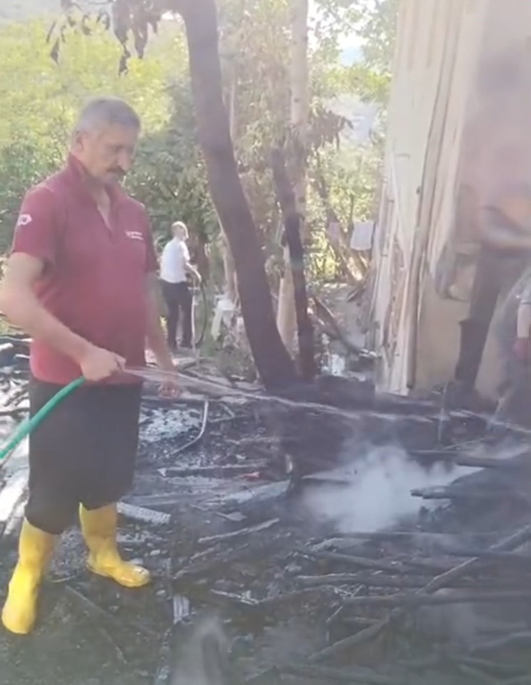 BARTIN'DA BİR VATANDAŞA AİT ODUNLUKTA ÇIKAN YANGIN, MAHALLE SAKİNLERİNİN MÜDAHALESİ İLE KISA...