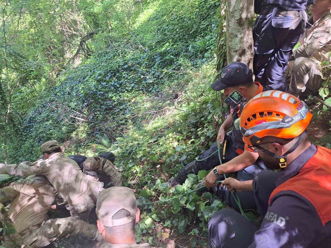 BARTIN'DA KAYIP OLAN ŞAHIS, YAKLAŞIK 16 SAAT SONRA ORMANDA YARALI HALDE BULUNDU