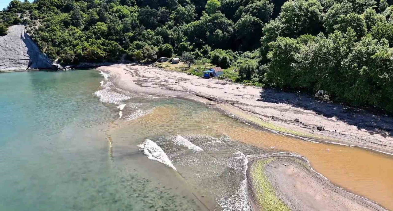 BARTIN'IN KASTAMONU SINIRINDAKİ KAPISUYU DERESİ, KARADENİZ'E KAVUŞTUĞU BÖLGEDE İNCE BİR ÇİZGİ...