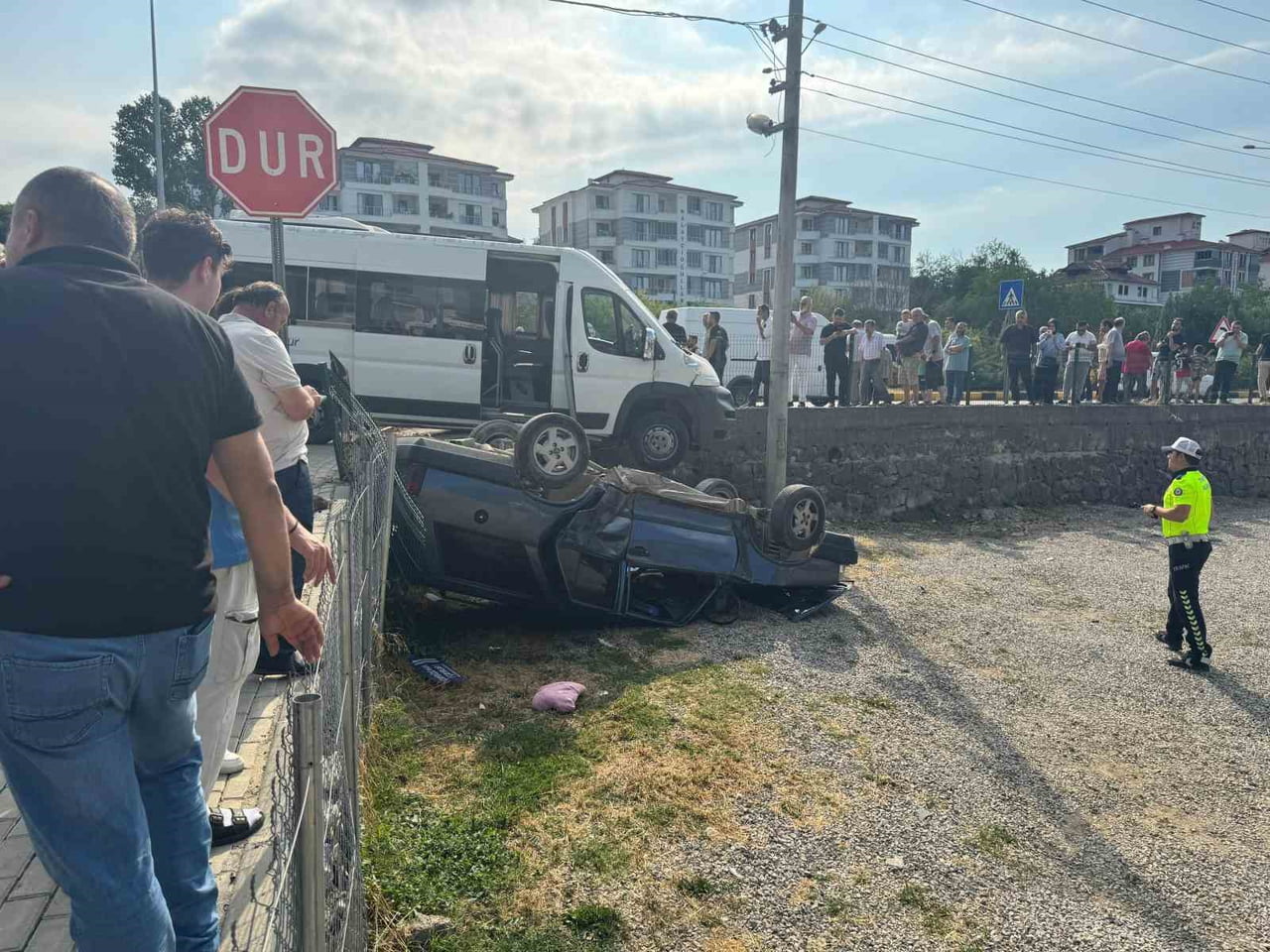 BARTIN-KARABÜK KARAYOLUNDAKİ İŞÇİ MİNİBÜSÜ İLE OTOMOBİLİN ÇARPIŞMASI SONUCU MEYDANA GELEN KAZADA 3...