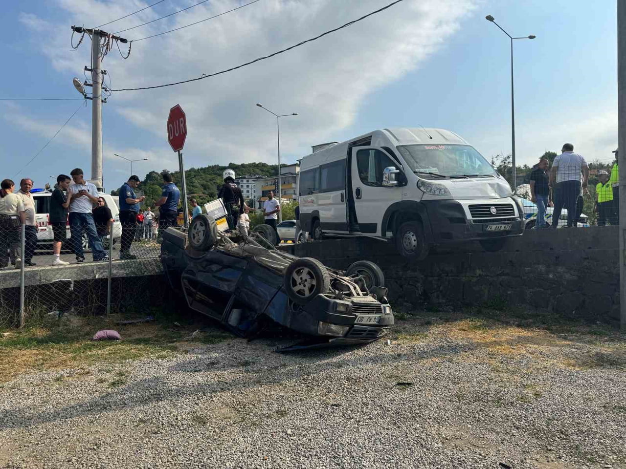 BARTIN-KARABÜK KARAYOLUNDAKİ İŞÇİ MİNİBÜSÜ İLE OTOMOBİLİN ÇARPIŞMASI SONUCU MEYDANA GELEN KAZADA 3...