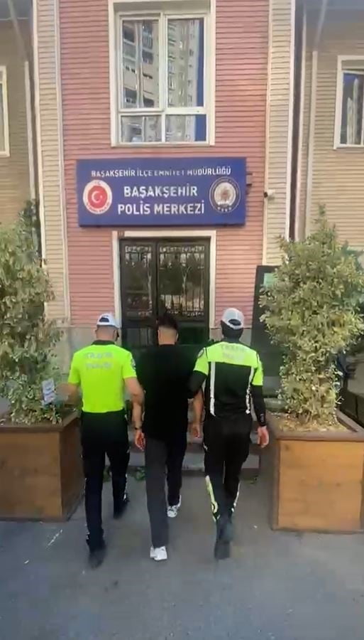 BAŞAKŞEHİR’DE TRAFİKTE YAŞANAN TARTIŞMADA SALDIRI AMACIYLA ARACINDAN İNDİĞİ TESPİT EDİLEN SÜRÜCÜYE...