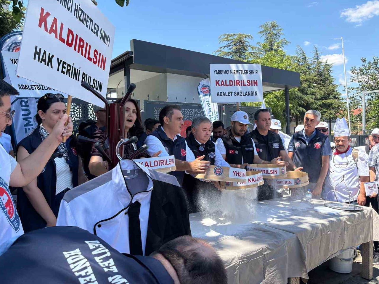 BASIN AÇIKLAMASININ ARDINDAN KONFEDERASYON ÜYELERİ UN ELEYİP ELEK ASARAK EYLEMİ SONLANDIRDI.