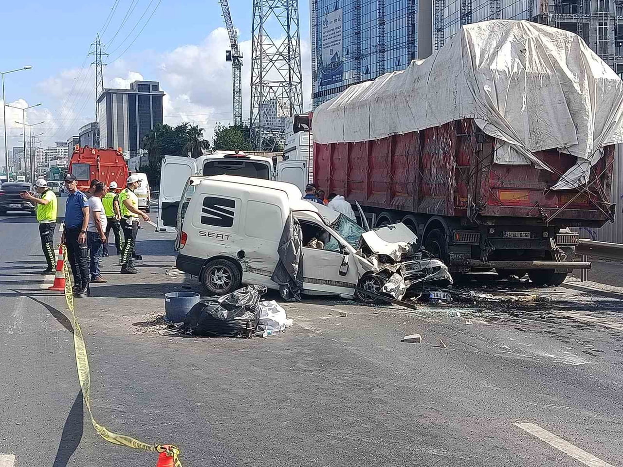 BASIN EKSPRES BAŞAKŞEHİR İSTİKAMETİNDE YAŞANAN ZİNCİRLEME KAZADA BİR KİŞİ HAYATINI...