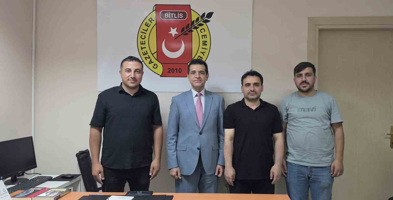 BASIN İLAN KURUMU (BİK) VAN BÖLGE MÜDÜRÜ KENAN TOKGÖZ (TAKIM ELBİSELİ), BİTLİS GAZETECİLER...
