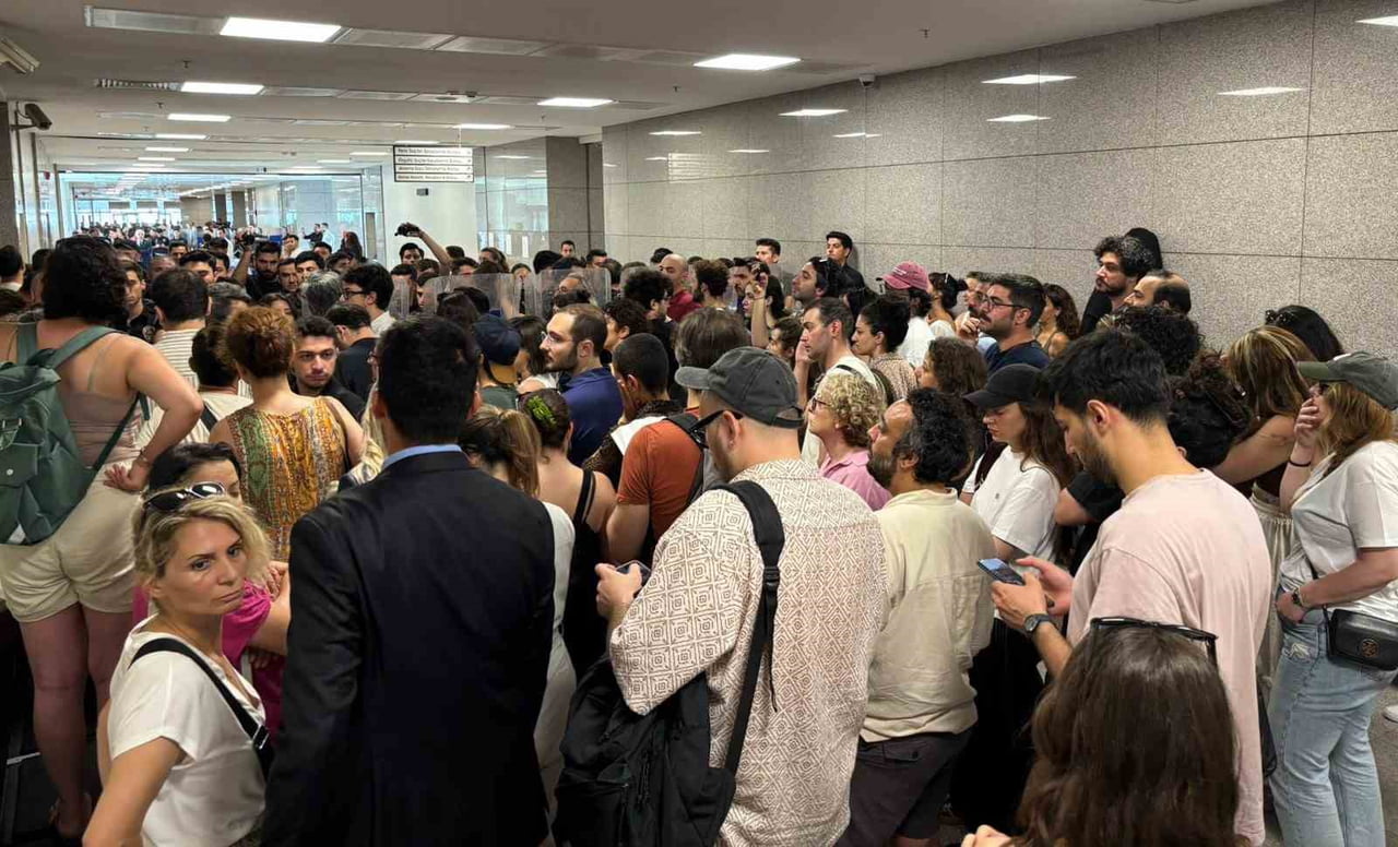 BASIN MENSUPLARI VE DENİZ GÖKTAŞ'IN DESTEKÇİLERİ GÜVENLİK BARİYERLERİNİN DIŞINDA TUTULURKEN, KEMAL...