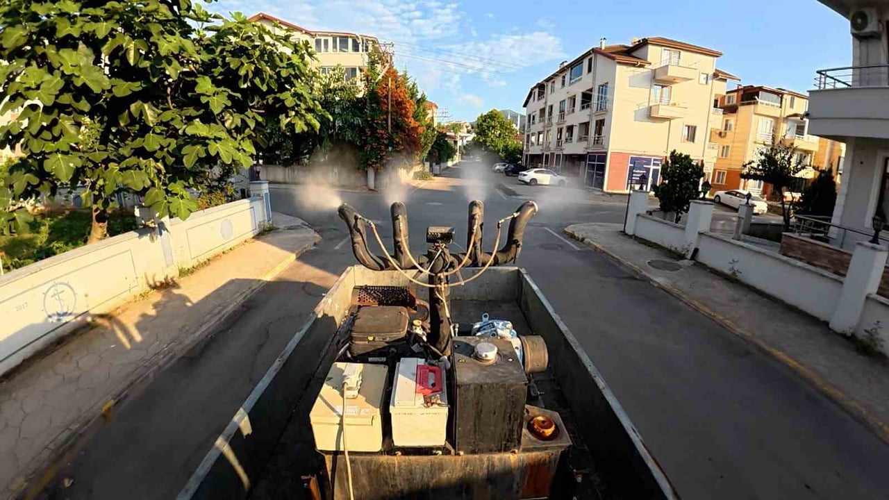 BAŞİSKELE'DE BELEDİYE EKİPLERİ, YAZ SICAKLARININ ARTMASIYLA ÜREMESİ HIZLANAN SİVRİSİNEK, KARASİNEK...