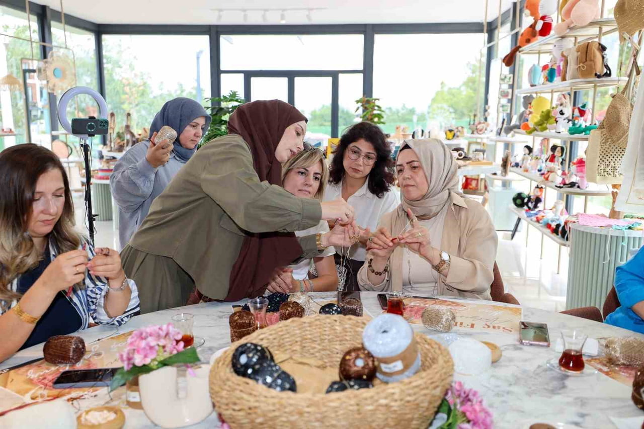 BAŞİSKELE İLÇESİNDE KADINLARIN EL BECERİLERİNİ GELİŞTİRMESİ VE EKONOMİK KAZANÇ SAĞLAMASI AMACIYLA...