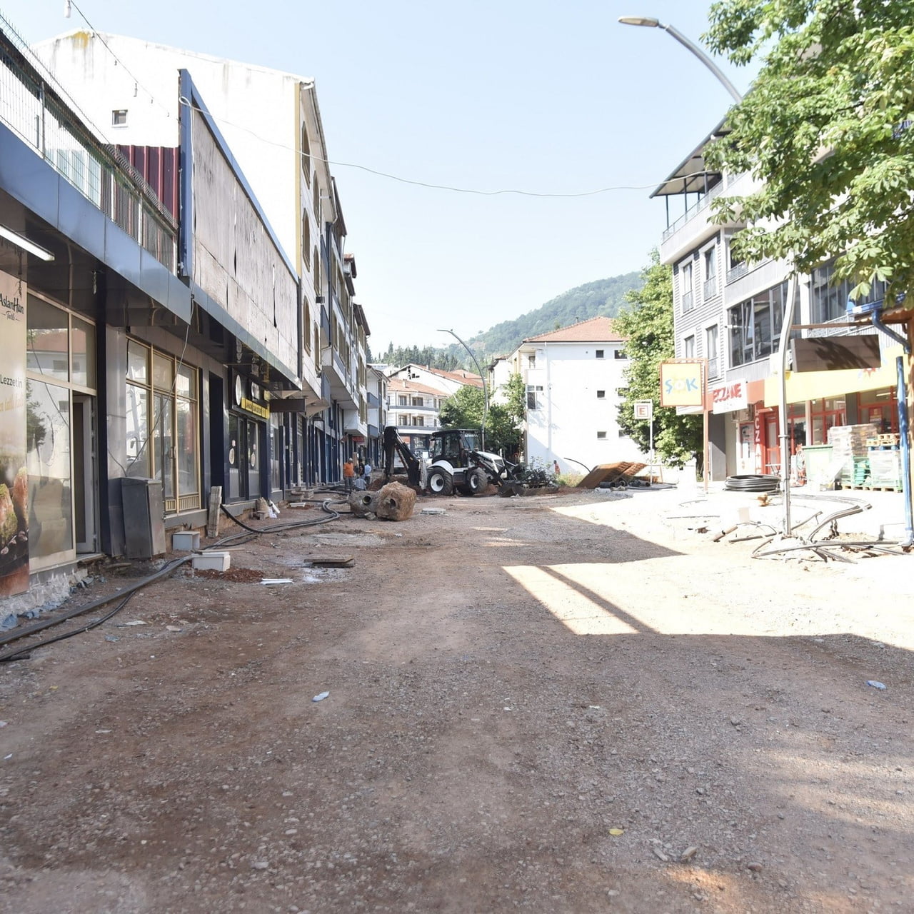 BAŞİSKELE İLÇESİNDEKİ CUMHURİYET CADDESİNDE YÜRÜTÜLEN ALTYAPI VE ÜSTYAPI YENİLEME ÇALIŞMALARI...
