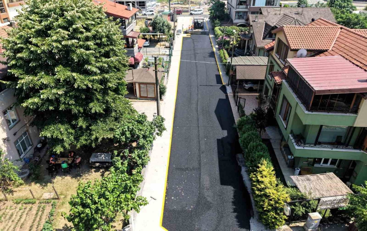 BAŞİSKELE SAHİLİ'NDE HAYATA GEÇİRİLEN YENİ ULAŞIM DÜZENLEMESİYLE ARA SOKAKLAR TEK YÖNLÜ TRAFİĞE...