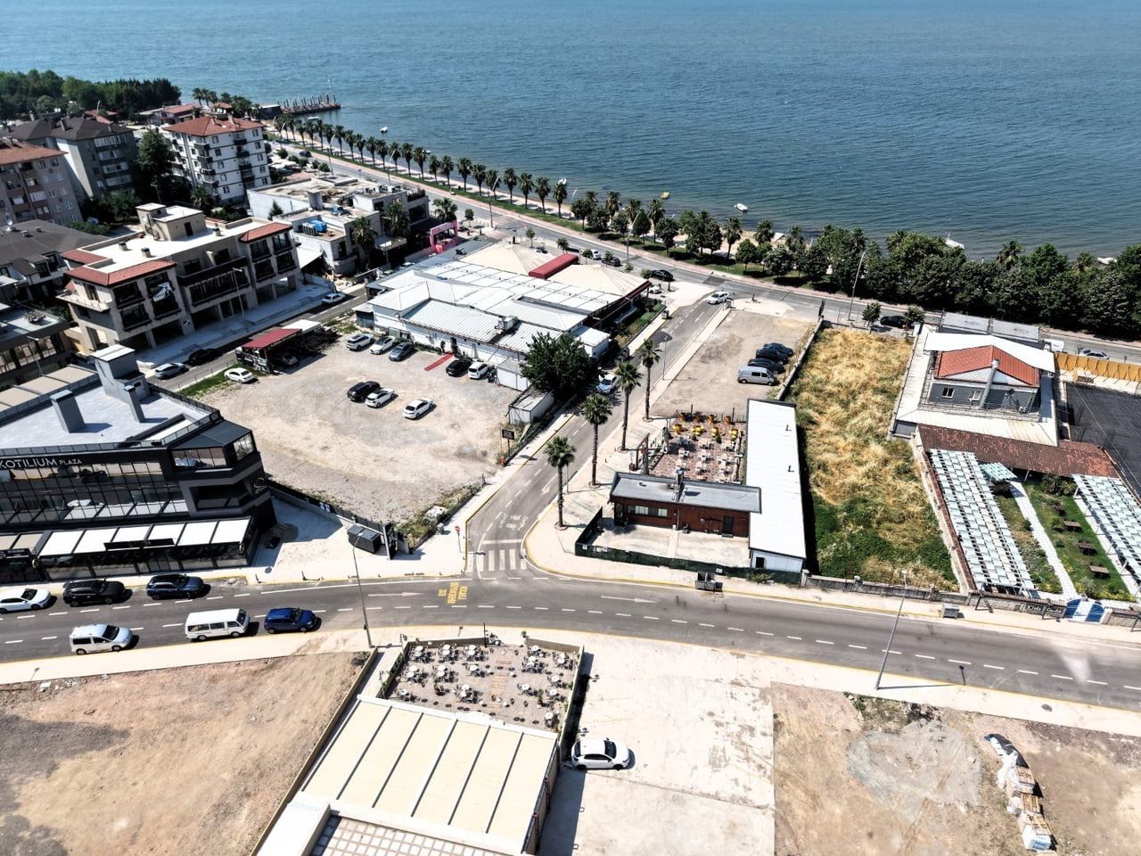 BAŞİSKELE SAHİLİ'NDE HAYATA GEÇİRİLEN YENİ ULAŞIM DÜZENLEMESİYLE ARA SOKAKLAR TEK YÖNLÜ TRAFİĞE...