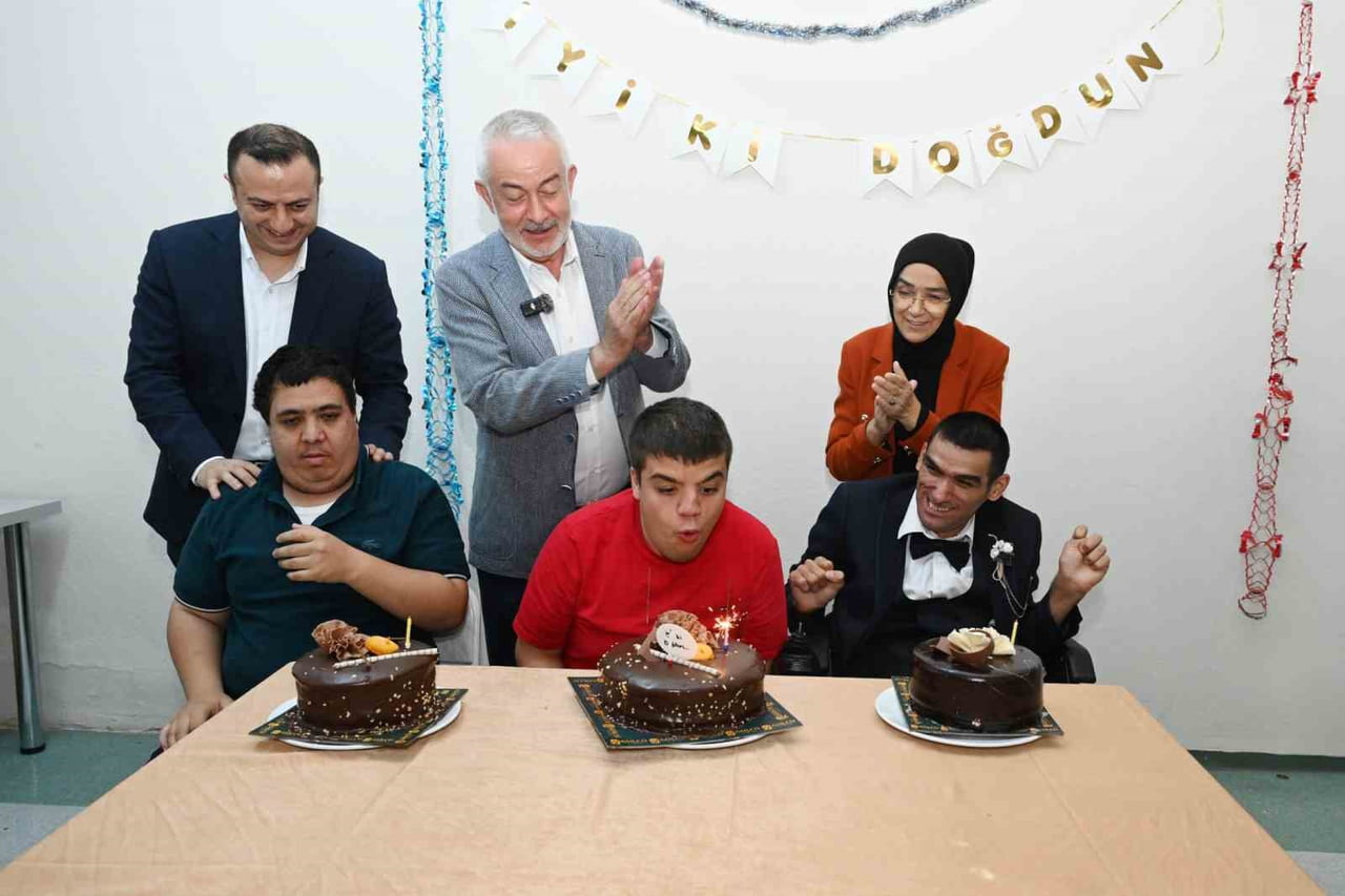 BAŞKAN BAŞDEĞİRMEN VE EŞİ, ENGELLİ ÖĞRENCİLERİN DOĞUM GÜNÜ SEVİNCİNE ORTAK OLDU
