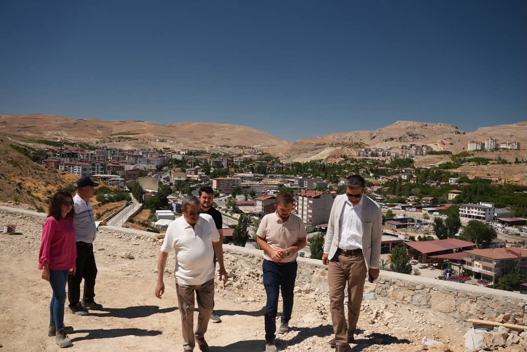 BAŞKAN BOZKURT, MİLLET BAHÇESİ VE YOL ÇALIŞMALARINI YERİNDE İNCELEDİ
