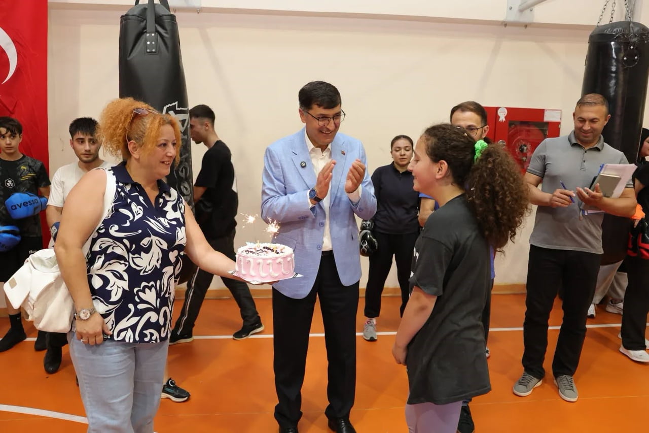 BAŞKAN KAHVECİ: "GENÇLERİMİZİN SPORTİF GELİŞİMİNİN YANINDAYIZ"