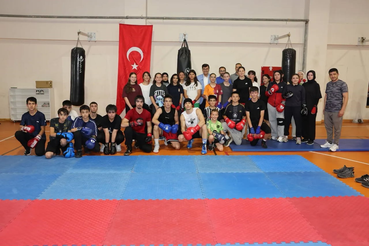 BAŞKAN KAHVECİ: "GENÇLERİMİZİN SPORTİF GELİŞİMİNİN YANINDAYIZ"