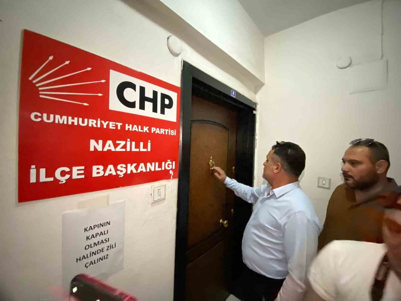 BAŞKAN NAİM ATMACA KAPI ÖNÜNDE UZUN SÜĞRE BEKLEDİ