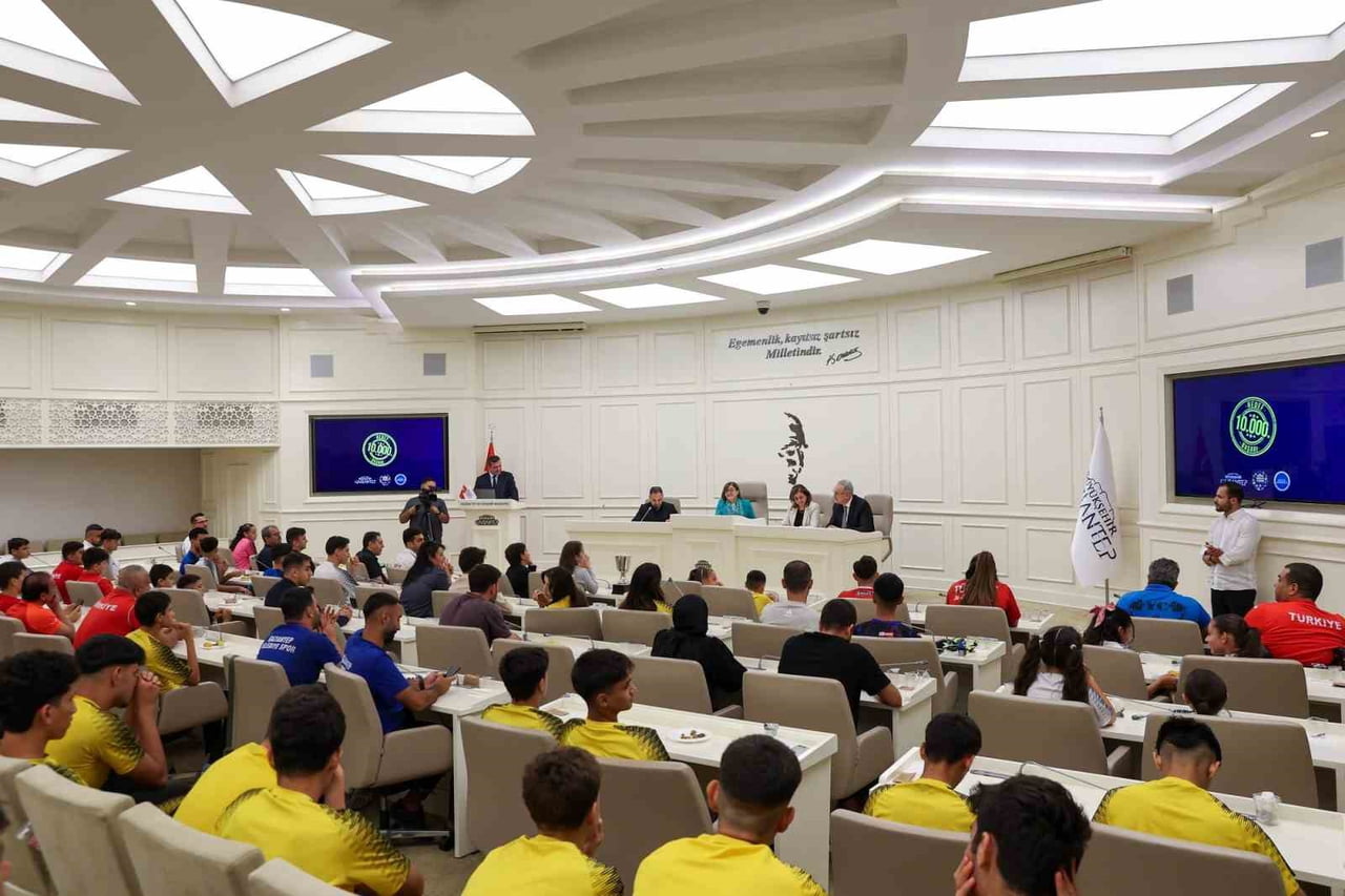 BAŞKAN ŞAHİN, GAZİANTEP BELEDİYE SPOR KULÜBÜ’NÜN BAŞARILI SPORCULARIYLA BİR ARAYA GELDİ