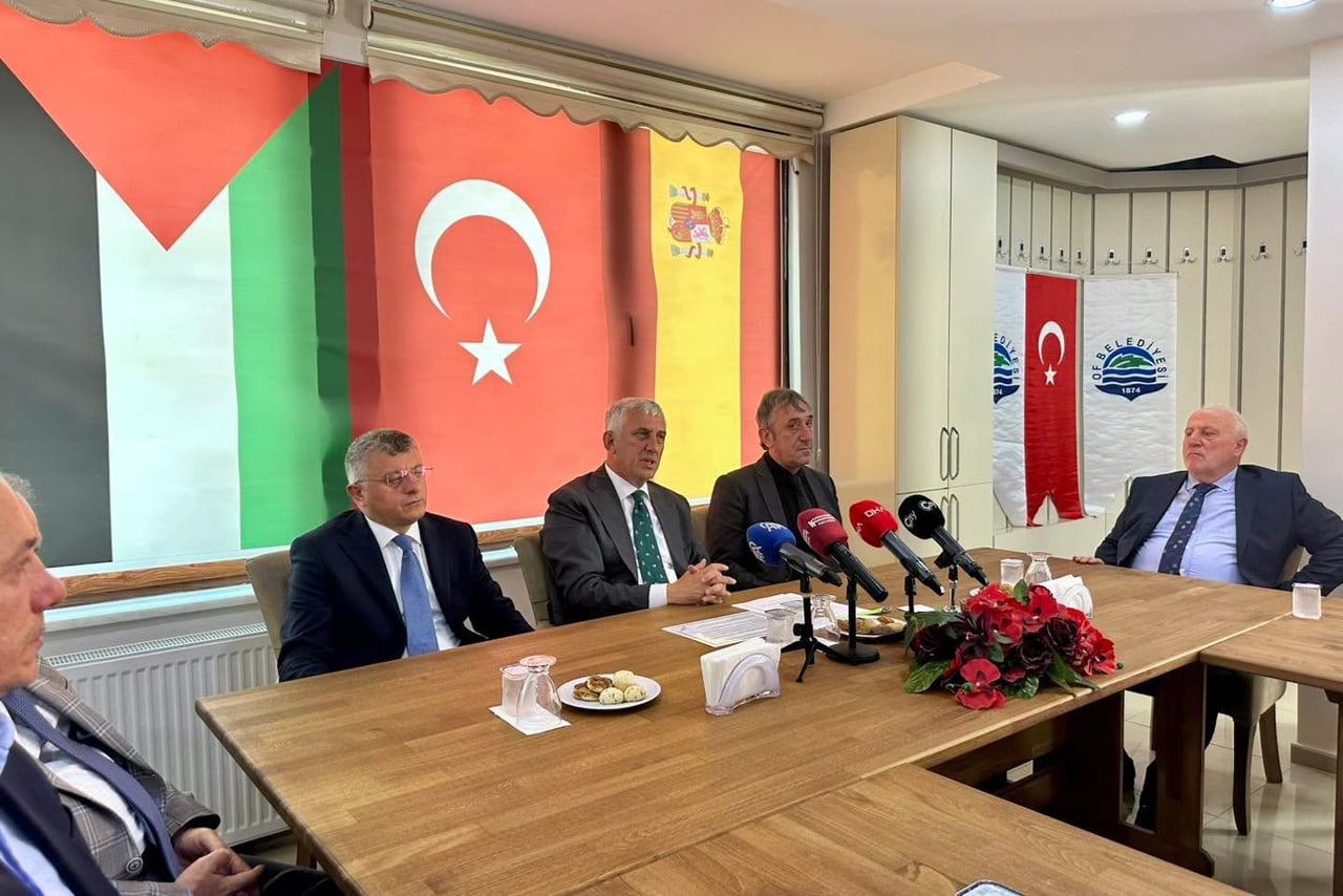 BAŞKAN SALİM SALİH SARIALİOĞLU (ORTADA) AÇIKLAMALARDA BULUNDU