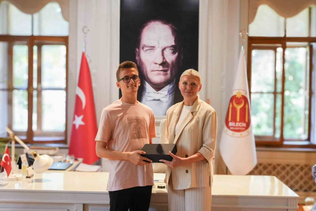 BAŞKAN SUBAŞI, YKS TÜRKİYE BİRİNCİSİ ABDULLAH USLU'YU BELEDİYEDE AĞIRLADI