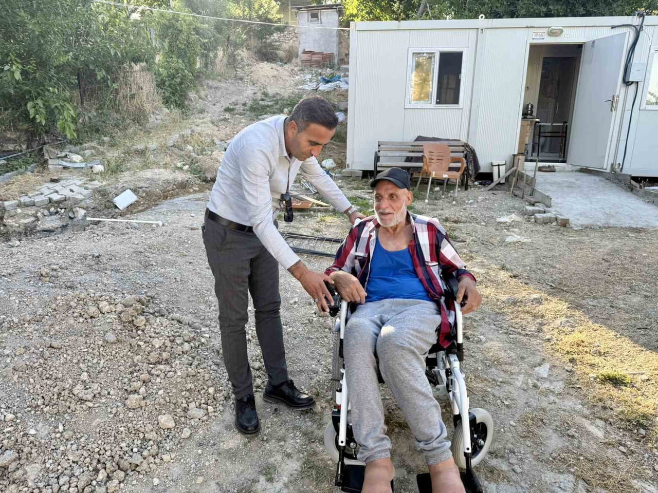 BAŞKAN ULUTAŞ'TAN ENGELLİ VATANDAŞA AKÜLÜ ARAÇ DESTEĞİ, ÇOCUKLARA ZİYARET