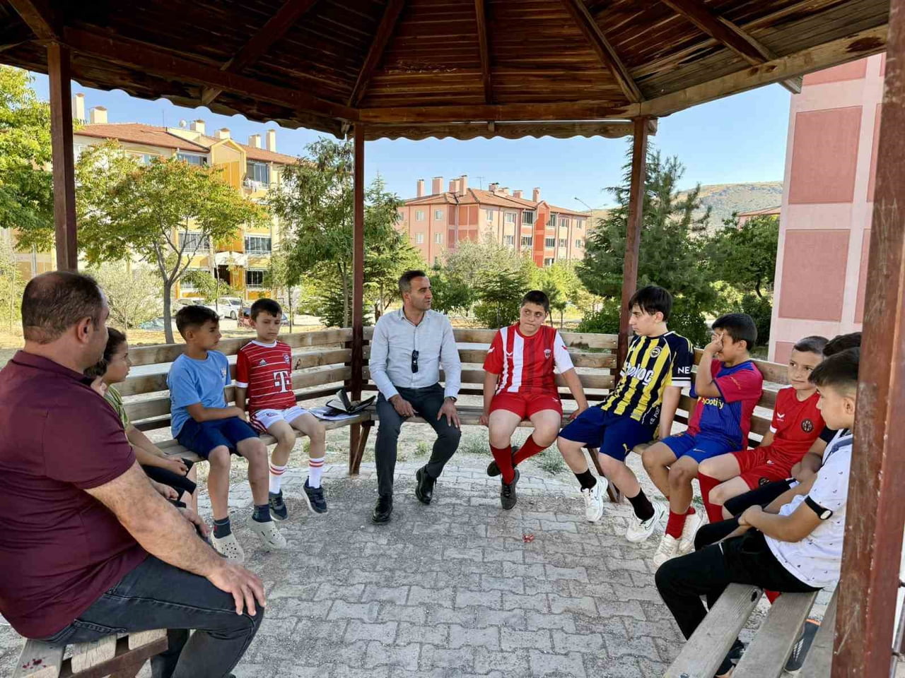 BAŞKAN ULUTAŞ'TAN ENGELLİ VATANDAŞA AKÜLÜ ARAÇ DESTEĞİ, ÇOCUKLARA ZİYARET