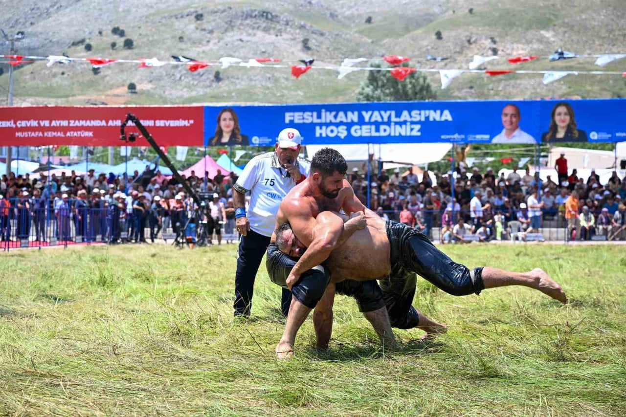 BAŞKAN VEKİLİ ÖZDEMİR, FESLİKAN YAĞLI PEHLİVAN GÜREŞLERİ'NİN BÜYÜK BİR COŞKU İÇİNDE GEÇTİĞİNİ...