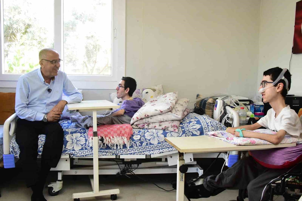 BAŞKAN YAPAR VE MOR TİŞÖRTLÜ ALİ BAĞDADİ, BEYAZ TİŞÖRTLÜ EMRE BAĞDADİ