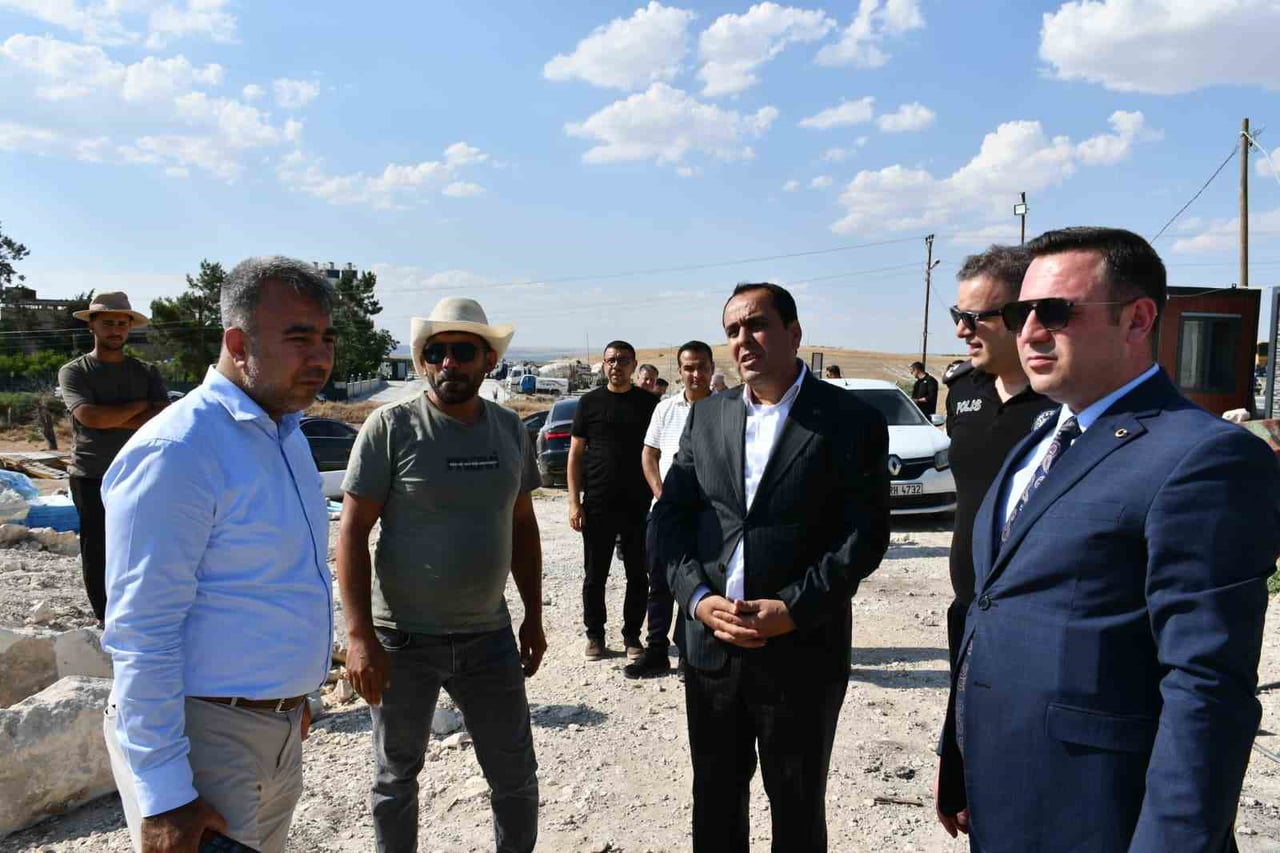 BAŞSAVCIDAN ADLİYE BİNASI İNŞAATINDA İNCELEME (ORTADAKİ BELEDİYE BAŞKANI MEHMET BEGİT, SAĞDAKİ...