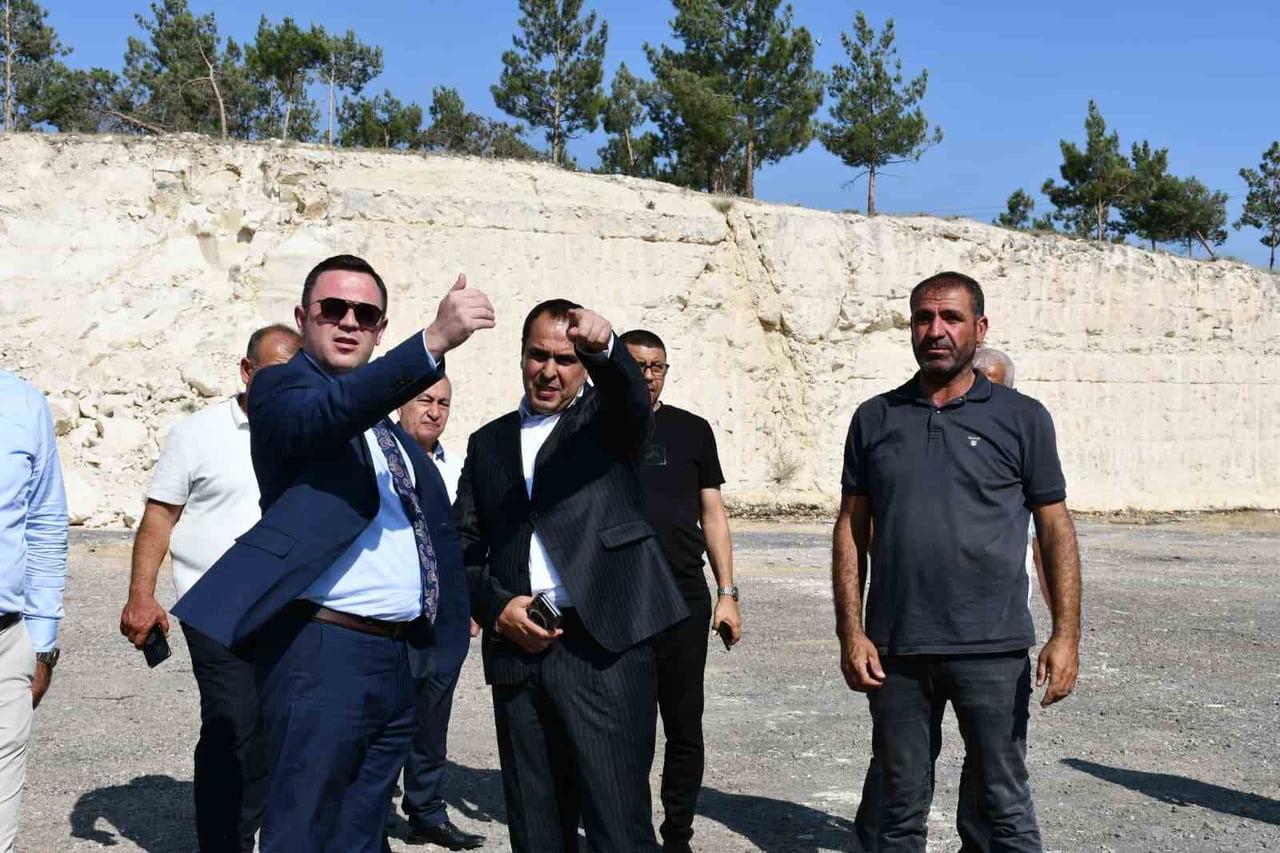 BAŞSAVCIDAN ADLİYE BİNASI İNŞAATINDA İNCELEME (SOLDAKİ MAVİ CEKET VE GÖZLÜKLÜ BAŞSAVCI, SAĞDAKİ...