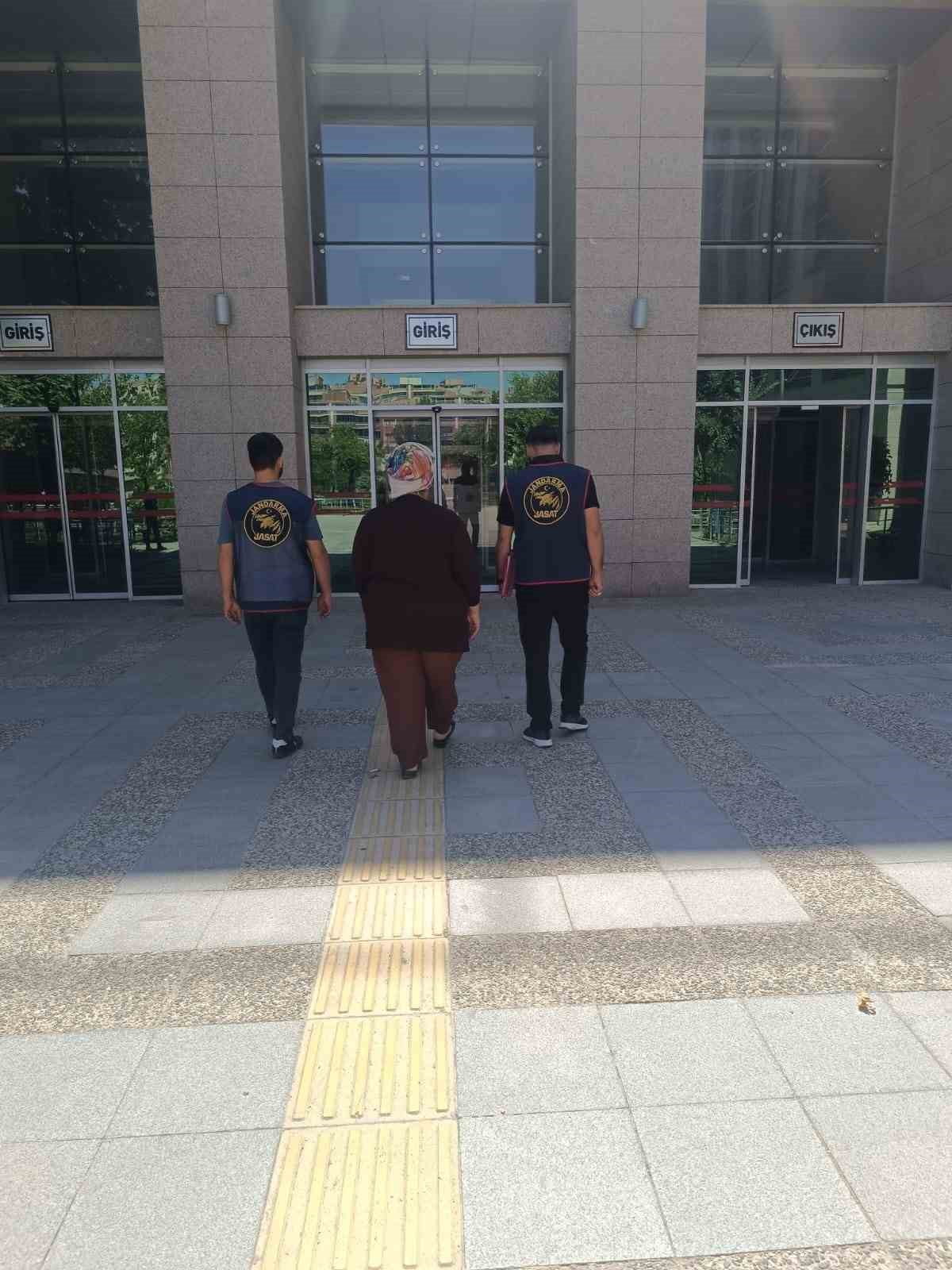 BATMAN'DA 17 YIL 6 AY KESİNLEŞMİŞ HAPİS CEZASI BULUNAN "BARON ABLA" LAKAPLI HÜKÜMLÜ, JANDARMA...