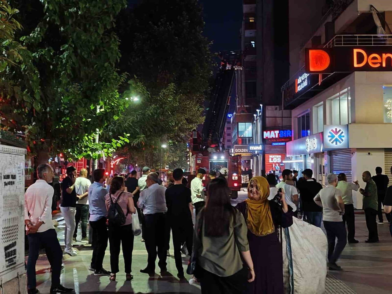 BATMAN'DA 5 KATLI BİR PLAZANIN KORİDORUNDA ÇIKAN YANGIN, İTFAİYE EKİPLERİNİN MÜDAHALESİYLE...