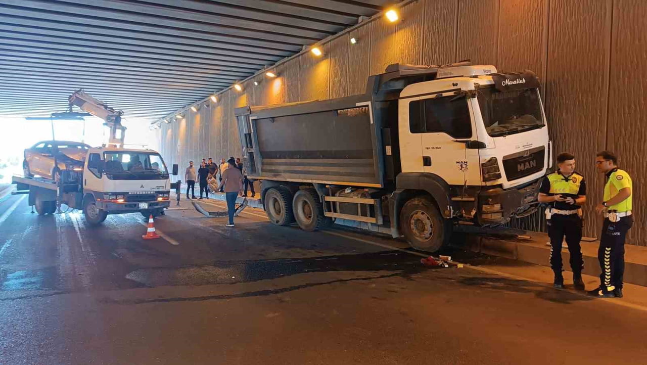 BATMAN'DA ALT GEÇİTTE KONTROLDEN ÇIKAN BİR KAMYON, KARŞI ŞERİDE GEÇEREK OTOMOBİLLE ÇARPIŞTI....