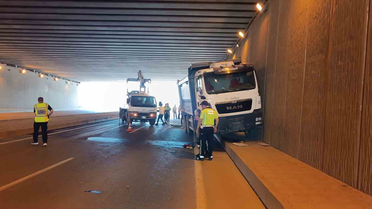 BATMAN'DA ALT GEÇİTTE KONTROLDEN ÇIKAN BİR KAMYON, KARŞI ŞERİDE GEÇEREK OTOMOBİLLE ÇARPIŞTI....