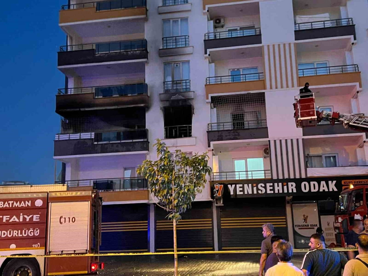 BATMAN'DA BİR APARTMANDAKİ DAİREDE ÇIKAN YANGIN İTFAİYE EKİPLERİNCE SÖNDÜRÜLDÜ.