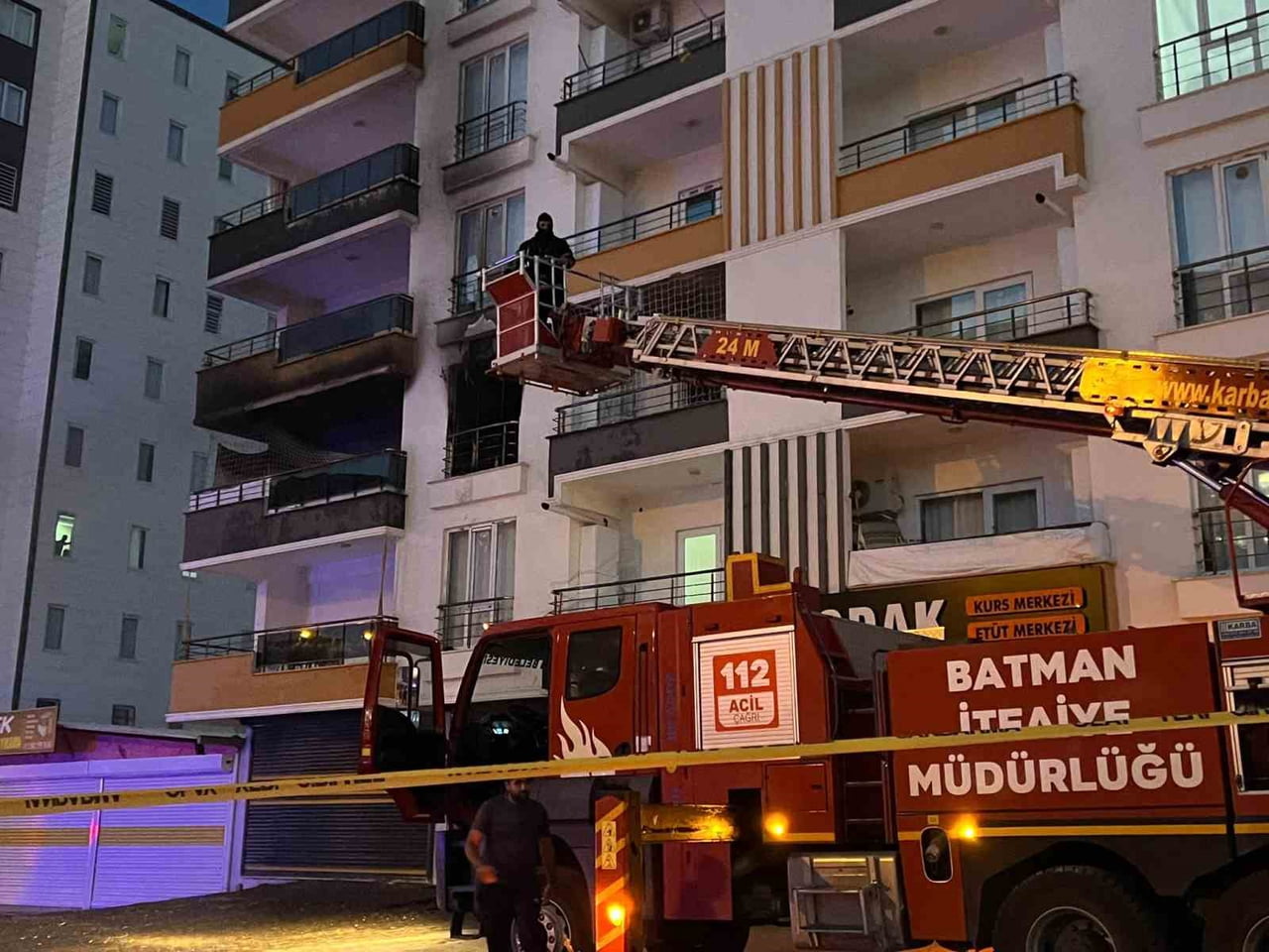 BATMAN'DA BİR APARTMANDAKİ DAİREDE ÇIKAN YANGIN İTFAİYE EKİPLERİNCE SÖNDÜRÜLDÜ.