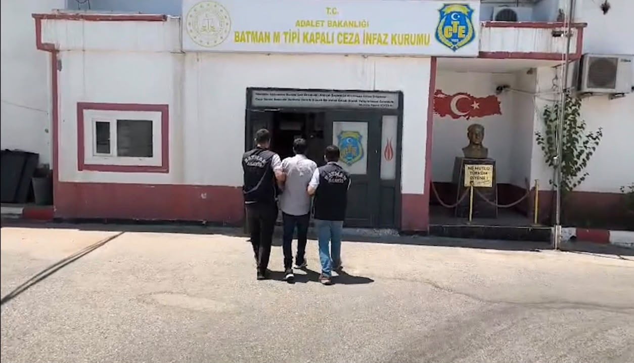 BATMAN'DA HAKKINDA 47 YIL 10 AY KESİNLEŞMİŞ HAPİS CEZASI BULUNAN FİRARİ HÜKÜMLÜ, POLİS EKİPLERİNİN...