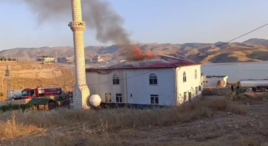BATMAN'DA KÖY CAMİSİ ALEV ALEV YANDI